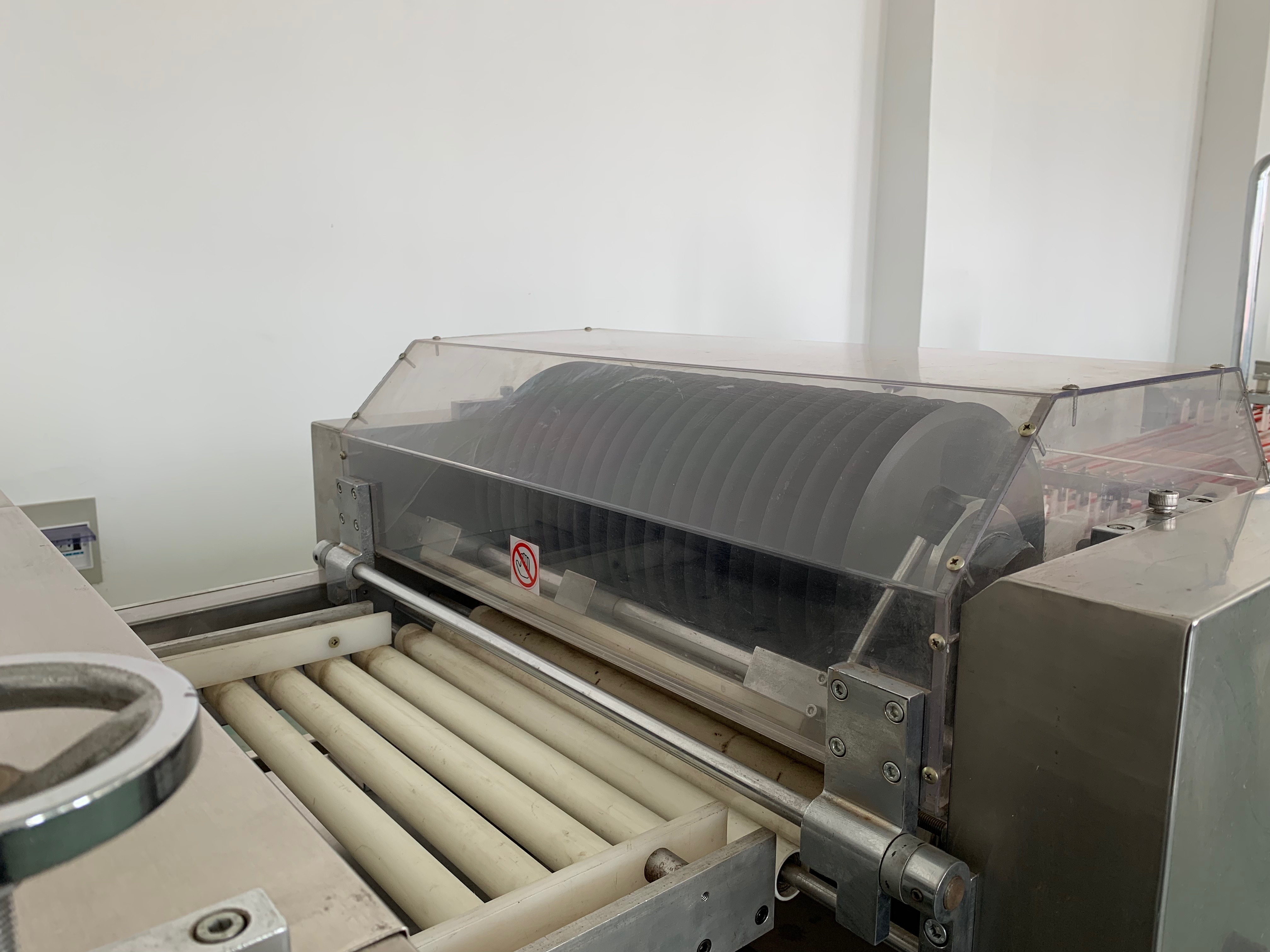 Machine de découpe CY avec capacités de dénudage et de formage